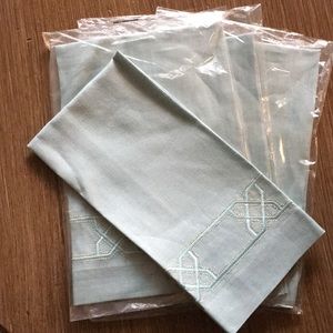 Set of 4 decorative napkins embroidered design